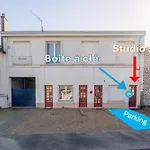 Large Practical With Parking In Front Of The Entrance * トゥール