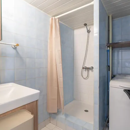 Large Practical With Parking In Front Of The Entrance 투르