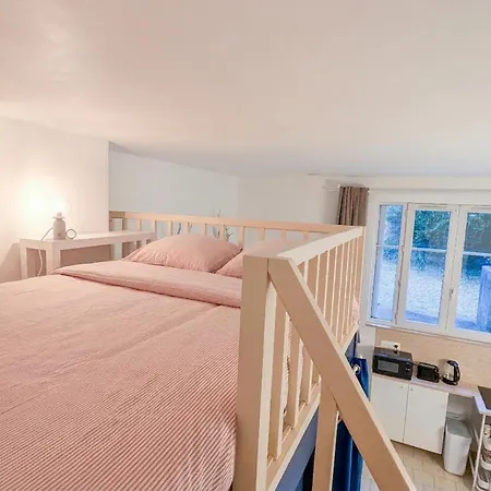 Large Practical With Parking In Front Of The Entrance Tours