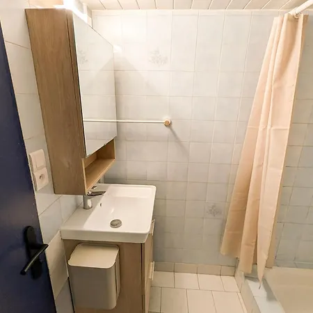 Large Practical With Parking In Front Of The Entrance 투르