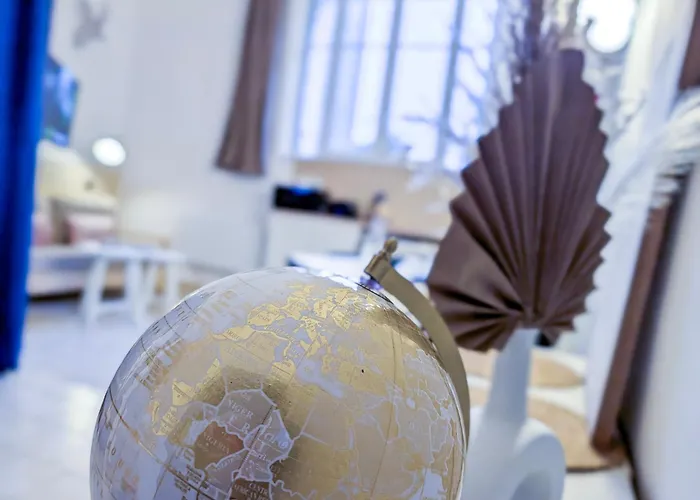 Large Practical With Parking In Front Of The Entrance 아파트