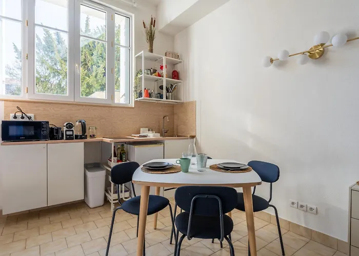 Large Practical With Parking In Front Of The Entrance *