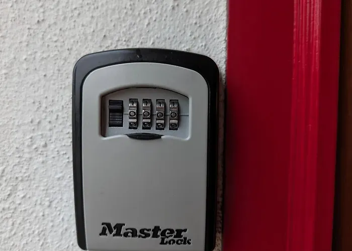 Large Practical With Parking In Front Of The Entrance 아파트