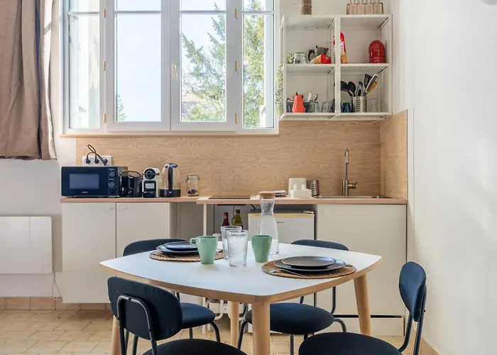 Large Practical With Parking In Front Of The Entrance Tours