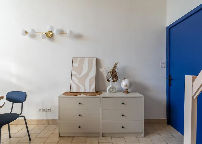 Large Practical With Parking In Front Of The Entrance * Tours