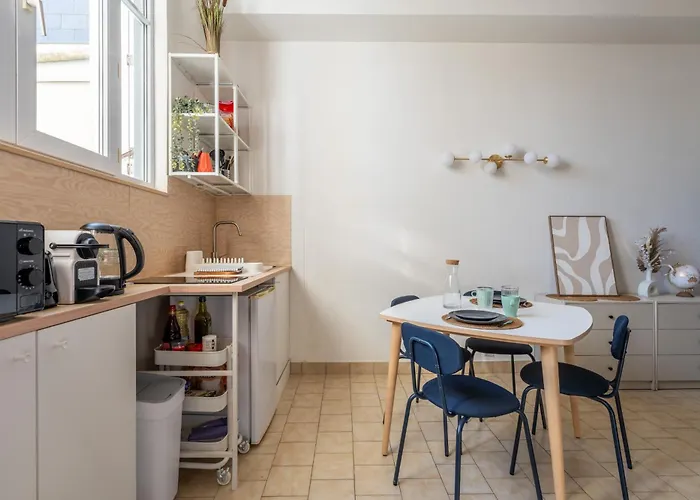 Large Practical With Parking In Front Of The Entrance 아파트 투르