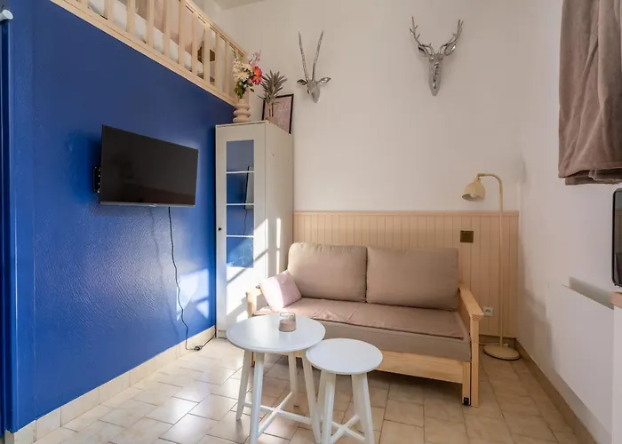 Large Practical With Parking In Front Of The Entrance Tours