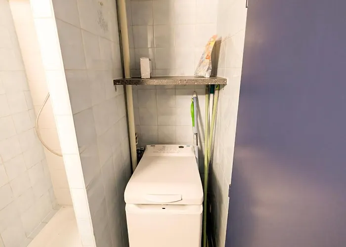 Large Practical With Parking In Front Of The Entrance * Tours