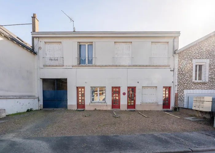 Large Practical With Parking In Front Of The Entrance Tours