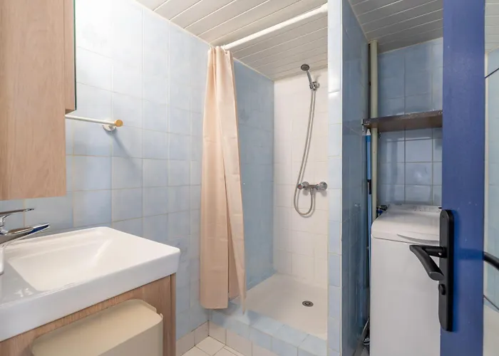 Large Practical With Parking In Front Of The Entrance Tours