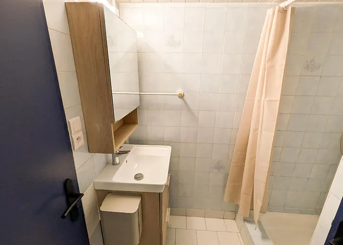 Large Practical With Parking In Front Of The Entrance 투르